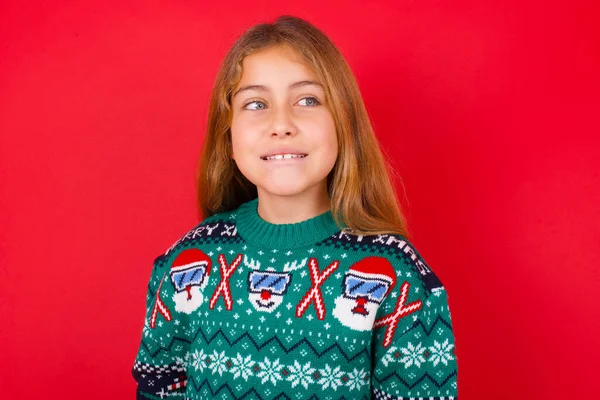 Smuk Pige Iført Jul Sweater Med Tankevækkende Udtryk Ser Væk - Stock-foto