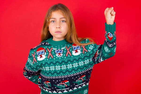 Mooi Meisje Draagt Kerst Trui Gevoel Serieus Sterk Opstandig Hef — Stockfoto
