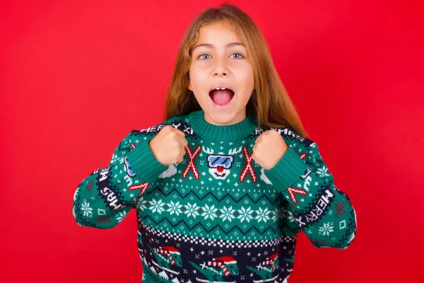 Hermosa Chica Vistiendo Jersey Navidad Regocijando Éxito Victoria Apretando Sus —  Fotos de Stock