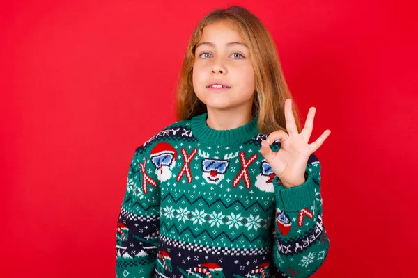 Blij Aantrekkelijk Mooi Meisje Dragen Kerst Trui Toont Teken Met — Stockfoto