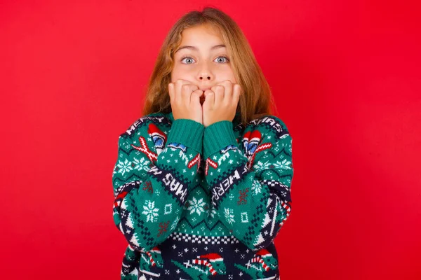 Angst Schönes Mädchen Weihnachtspulli Das Den Mund Mit Händen Bedeckt — Stockfoto