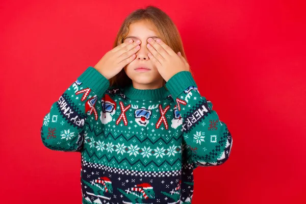 Krásná Dívka Nosí Vánoční Svetr Zakrývající Oči Oběma Rukama Nechce — Stock fotografie