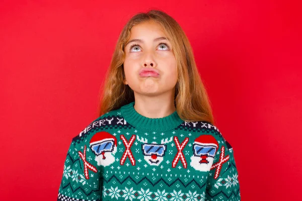 Mooi Meisje Draagt Kerst Trui Kruist Ogen Zet Lippen Maakt — Stockfoto