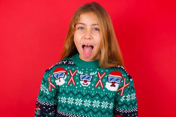 Hermosa Chica Vistiendo Suéter Navidad Con Cara Feliz Divertida Sonriendo — Foto de Stock