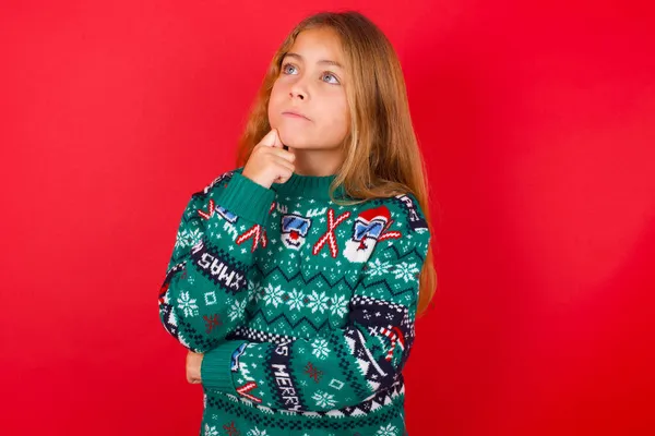Porträt Eines Nachdenklichen Schönen Mädchens Mit Weihnachtspullover Hält Die Hand — Stockfoto