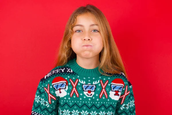 Hermosa Chica Usando Navidad Suéter Hinchando Mejillas Con Cara Divertida —  Fotos de Stock