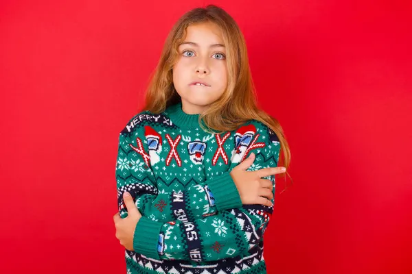Schönes Mädchen Trägt Weihnachtspullover Beißt Mund Und Sieht Besorgt Und — Stockfoto