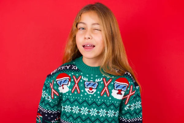 Piękna Dziewczyna Nosi Sweter Świąteczny Mrugające Oczy Przyjemnością Szczęśliwy Wyraz — Zdjęcie stockowe