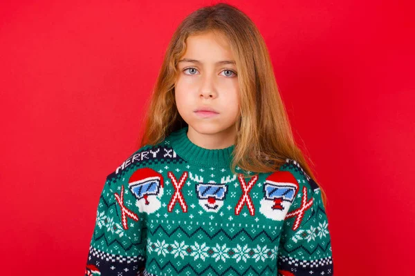 Piękna Dziewczyna Świątecznym Swetrze Marszczyć Brwi Jest Niezadowolony Czegoś — Zdjęcie stockowe
