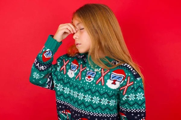 Zeer Boos Mooi Meisje Draagt Kerst Trui Aanraken Neus Tussen — Stockfoto