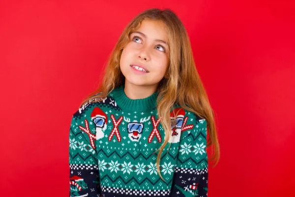 Egy Titokzatos Gyönyörű Karácsonyi Pulóvert Viselő Lány Portréja Aki Rejtélyes — Stock Fotó