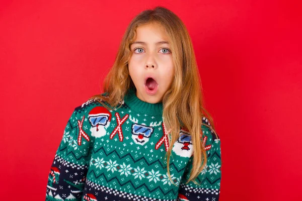 Expresiones Faciales Shocked Estupefacto Hermosa Chica Usando Navidad Suéter Mantiene —  Fotos de Stock