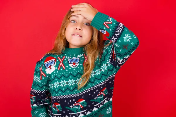 Ups Qué Hice Hermosa Chica Usando Navidad Suéter Mano Frente — Foto de Stock