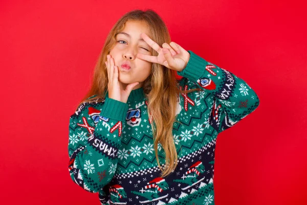 Piękna Dziewczyna Świątecznym Swetrze Robi Znak Pobliżu Oczu Wolny Styl — Zdjęcie stockowe