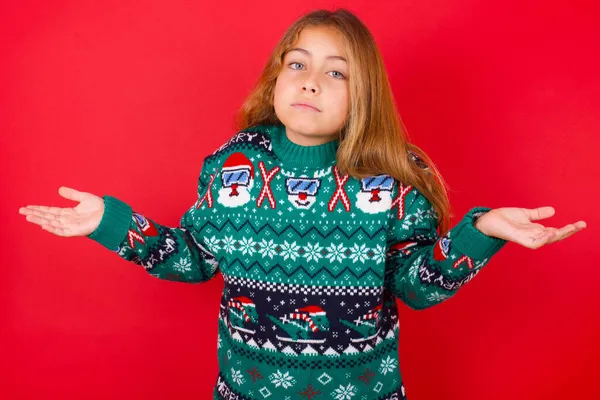 Puzzled Clueless Beautiful Girl Wearing Christmas Sweater Arms Out Shrugging — Stock Photo, Image