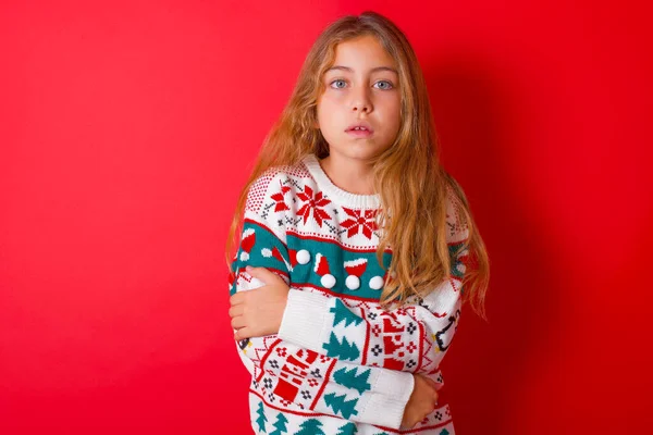 Choqué Embarrassé Belle Fille Portant Pull Noël Garde Bouche Largement — Photo