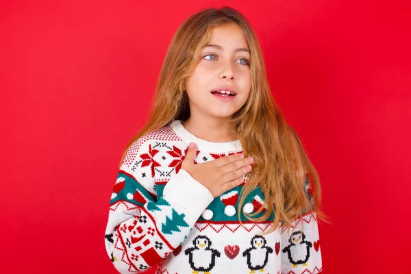 Fröhlich Schönes Mädchen Weihnachtspullover Drückt Positive Emotionen Aus Erinnert Etwas — Stockfoto