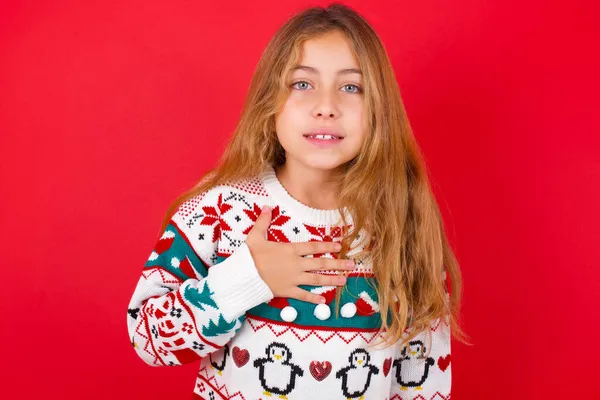クリスマスのセーターの笑顔を身に着けている美しい少女は 目が良い感情と驚きを表現することを信じることができません — ストック写真