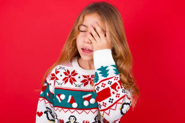 Mooi Meisje Dragen Kerst Trui Maakt Gezicht Palm Glimlacht Breed — Stockfoto