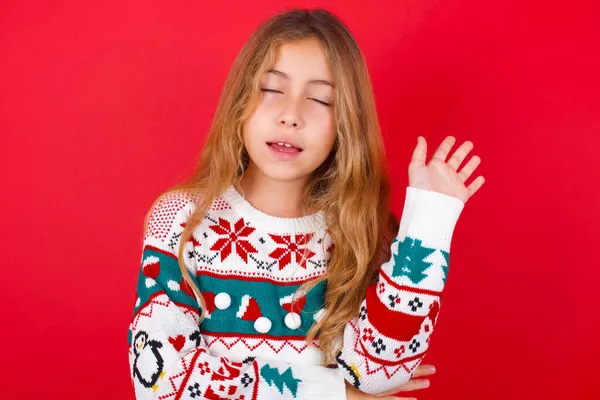 Alegre Exitosa Hermosa Chica Con Suéter Navidad Levanta Palma Cierra —  Fotos de Stock