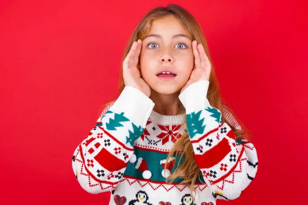 Mooi Meisje Dragen Kerst Trui Leuk Zoek Vrolijk Gelukkig Reactie — Stockfoto