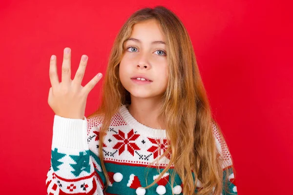 Schönes Mädchen Weihnachtspullover Lächelt Und Sieht Freundlich Aus Zeigt Die — Stockfoto