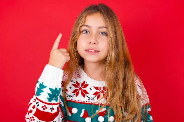 Schönes Mädchen Weihnachtspulli Lächelnd Und Freundlich Dreinblickend Nummer Eins Oder — Stockfoto