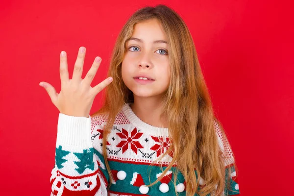 Schönes Mädchen Weihnachtspulli Lächelnd Und Freundlich Blickend Nummer Fünf Oder — Stockfoto