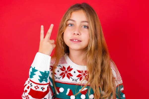 Mooi Meisje Dragen Kerst Trui Glimlachen Kijken Vriendelijk Tonen Nummer — Stockfoto