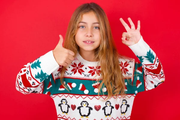 Schönes Mädchen Weihnachtspullover Lächelnd Und Glücklich Aussehend Unbeschwert Und Positiv — Stockfoto