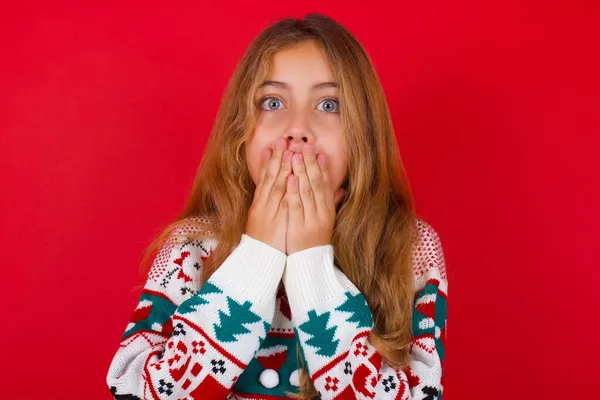 Beautiful Girl Wearing Christmas Sweater Keeps Hands Mouth Looks Eyes — Stock Photo, Image