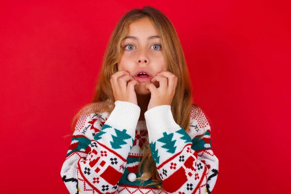 Sprachloses Schönes Mädchen Weihnachtspullover Hält Hände Der Nähe Geöffneten Mundes — Stockfoto