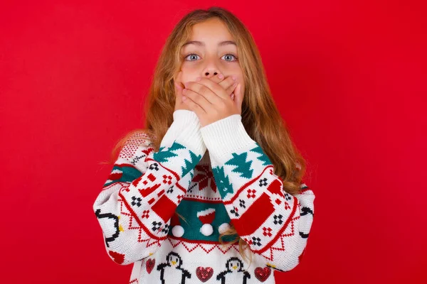 Atemberaubend Schönes Mädchen Pullover Bedeckt Den Mund Beide Hände Haben — Stockfoto