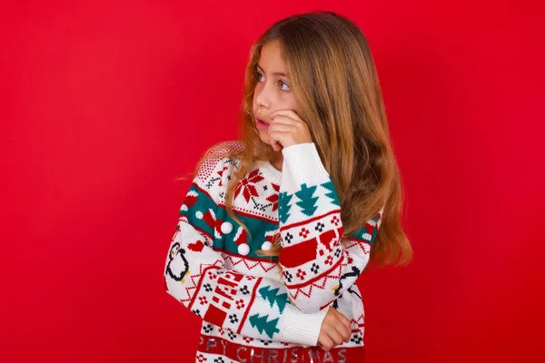 Sorprendida Hermosa Chica Usando Suéter Lado Sorprendentemente Con Boca Abierta —  Fotos de Stock