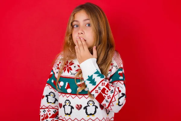 Hermosa Chica Vistiendo Suéter Cubre Boca Mira Con Asombro Cámara —  Fotos de Stock