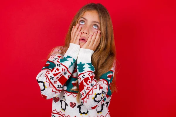 Hermosa Chica Vistiendo Suéter Mantiene Las Manos Las Mejillas Aburrido —  Fotos de Stock