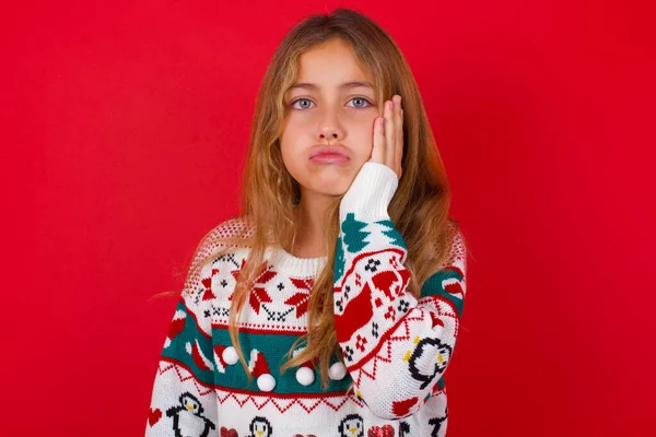Traurig Einsame Schöne Mädchen Pullover Berührt Wange Mit Hand Beißt — Stockfoto