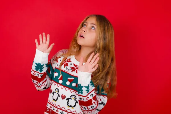 Menina Bonita Usando Suéter Mantém Palmas Das Mãos Para Frente — Fotografia de Stock