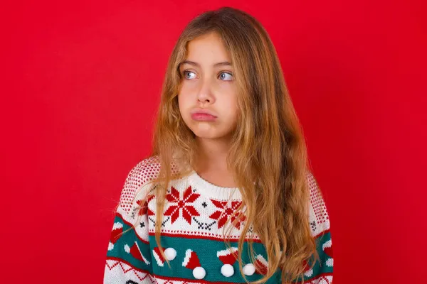 Unzufriedene Schöne Mädchen Tragen Pullover Handtaschen Lippen Und Hat Unglücklichen — Stockfoto