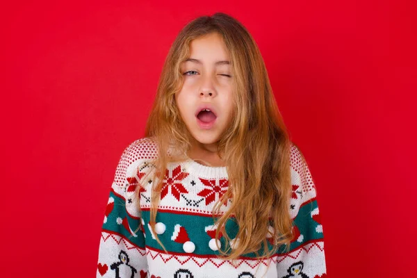 Schöne Mädchen Pullover Gähnt Mit Geöffnetem Mund Steht Tägliche Morgenroutine — Stockfoto