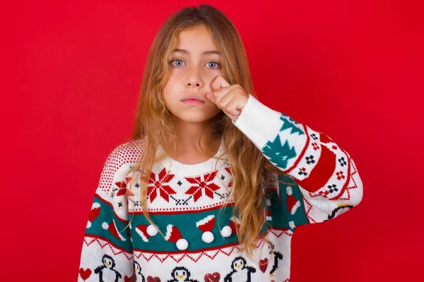 Enttäuschte Niedergeschlagenheit Schöne Mädchen Pullover Wischt Tränen Steht Gestresst Mit — Stockfoto