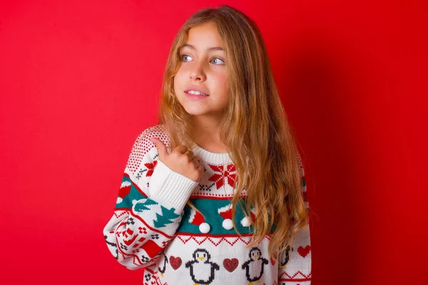 Hermosa Chica Usando Suéter Puntos Distancia Consejos Demuestra Publicidad — Foto de Stock
