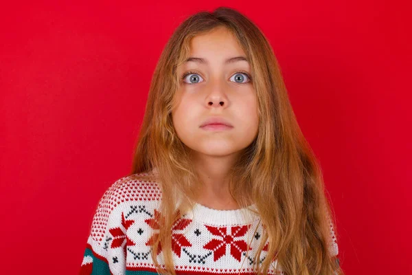 Chica Aturdida Usando Suéter Navidad Mira Fijamente Reacciona Noticias Impactantes — Foto de Stock