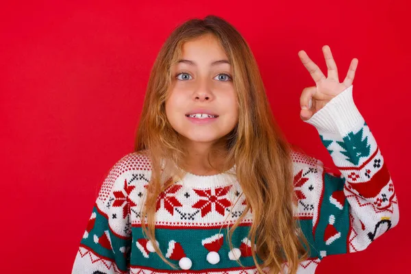 Chica Usando Navidad Suéter Agarre Mano Brazo Okey Símbolo Toothy — Foto de Stock