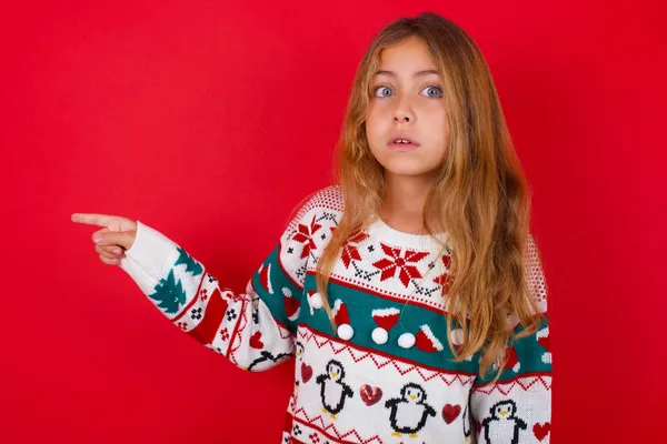 Emotivo Hermosa Chica Usando Suéter Mantiene Mandíbula Cayó Choque Demuestra — Foto de Stock