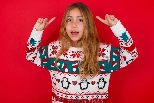 Cheerful Beautiful Girl Wearing Sweater Demonstrating Hairdo Studio — Stock Photo, Image