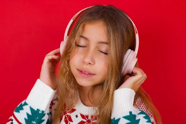 Agradable Hermosa Chica Con Suéter Disfruta Escuchando Melodía Agradable Mantiene —  Fotos de Stock