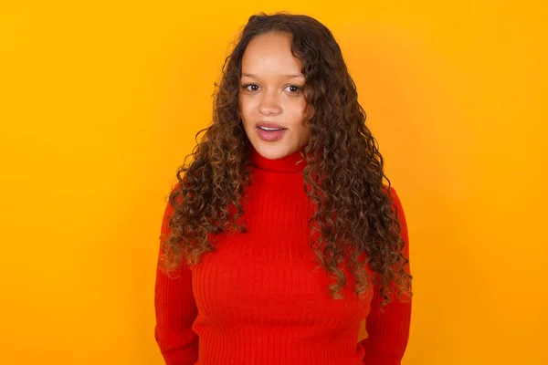 Mulher Vestindo Camisola Vermelha Contra Fundo Amarelo Tendo Olhar Atordoado — Fotografia de Stock