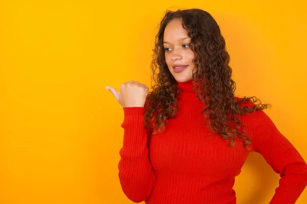 Mulher Estupefactos Vestindo Camisola Vermelha Contra Fundo Amarelo Com Expressão — Fotografia de Stock