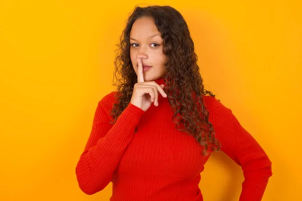 Mujer Vistiendo Suéter Rojo Pie Sobre Fondo Amarillo Hace Gesto — Foto de Stock